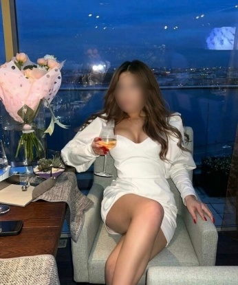 Я истинная профессионалка своего дела и готова исполнить все твои фантазии. У меня широкий спектр услуг, от классического массажа до экстремальных фетишей. У меня есть фото и отзывы, которые подтвердят мою красоту и профессионализм. Живу в Москве и готова к встречам в уютной атмосфере моей уютной квартиры или приеду к тебе в отель. Открой для себя новые горизонты удовольствия со мной! 💋🔥🌟 7448, 25 лет